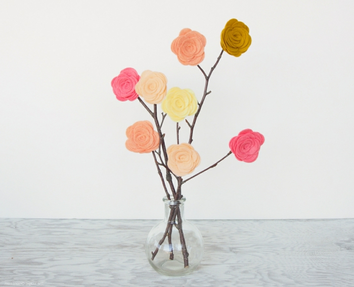 Baum mit bunten Blumen aus Filz in einer Vase, DIY Anleitung, Deko Ideen selbermachen
