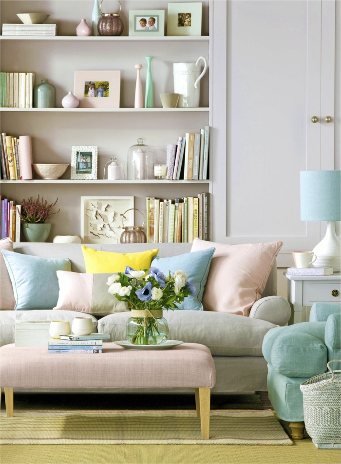 Einrichtung vom Wohnzimmer mit pastelle Farben für den Frühling, Blumen in Vase, Frühlingsdeko 2020