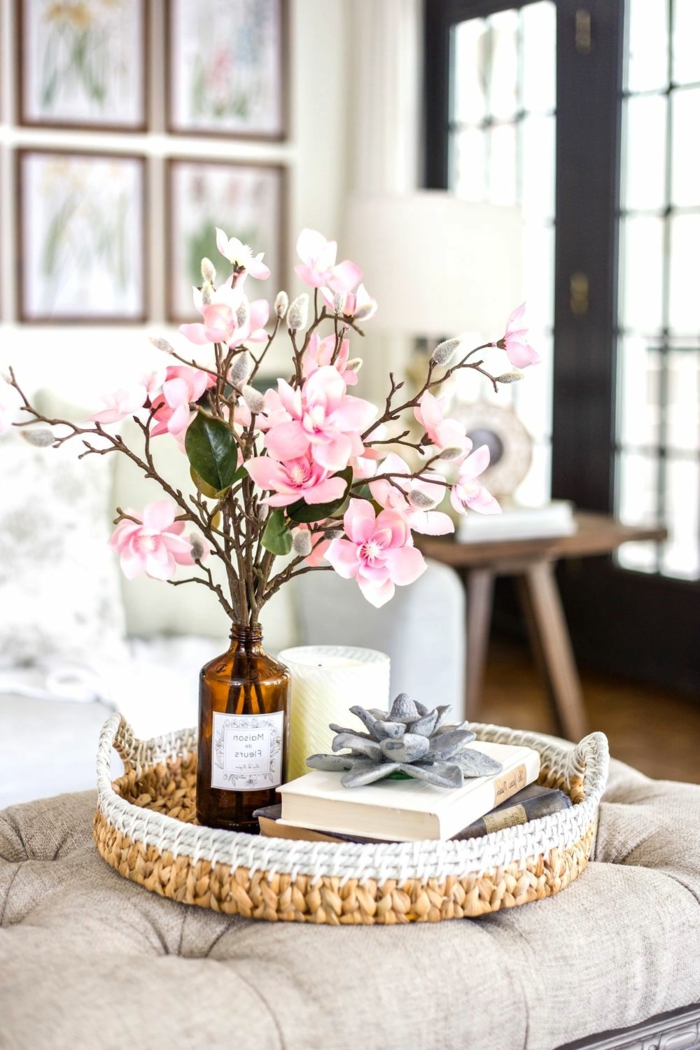 Upcycling von einer alten braunen Flasche, schöne pinke Frühlingsblumen, Deko für die Wohnung