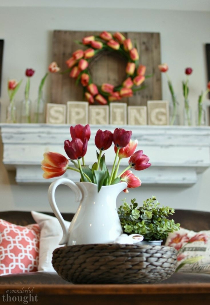 rote Tulpen in einer weißen Vase, Dekoration für den Frühling, frühlingsdeko aus naturmaterialien selber machen