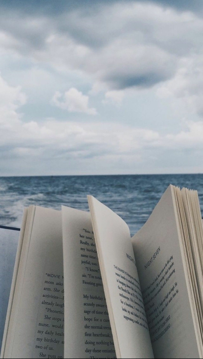 Person liest Buch am Strand, Meer im Hintergrund, aesthetic Wallpaper hd, schöne Bilder für Handy