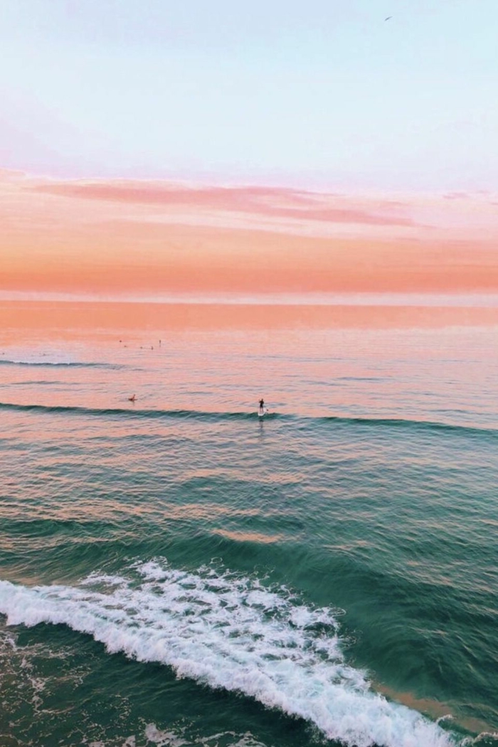 Surfer paddelt im Meer, kleine Wellen, aesthetic iphone wallpaper, ästhetische Tapete Handy