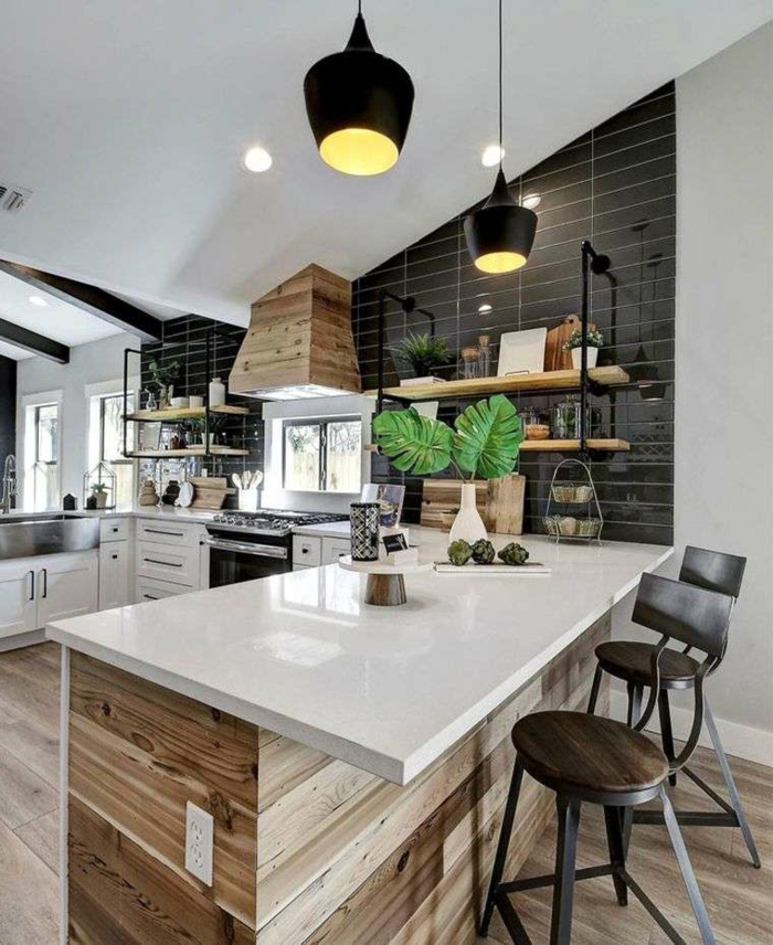 Küche u Form mit Fenster und Theke, Wand mit schwarzen Fliesen, Design Tendenzen 2020