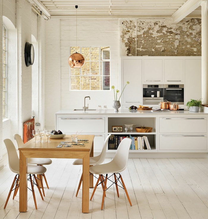 weiß graue Ziegelwand, Tisch in Holzfarbe mit weißen Stühlen, Kücheninsel mit Spülbecken, Küche Dekorieren Tipps