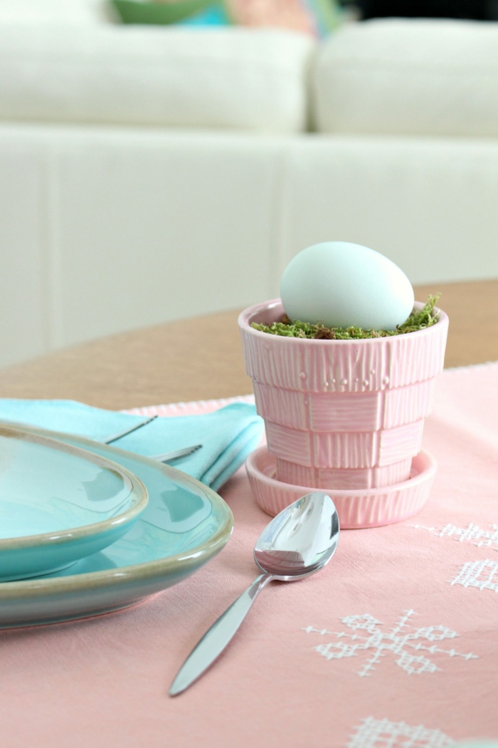 Osterei in einem pinkem Eierbecher, zwei blaue Teller und Servietten, Küche Deko Pinterest