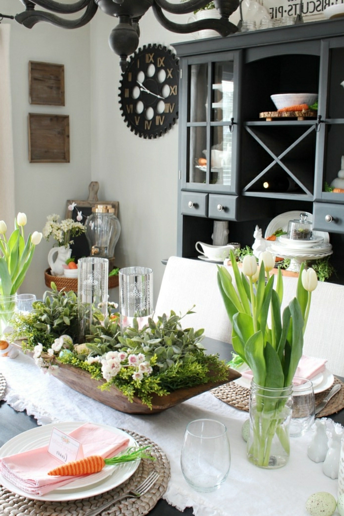 Herzstück mit vielen grünen Pflanzen, Vase mit weißen Tulpen, großer schwarzer Regal, küche Deko Pinterest