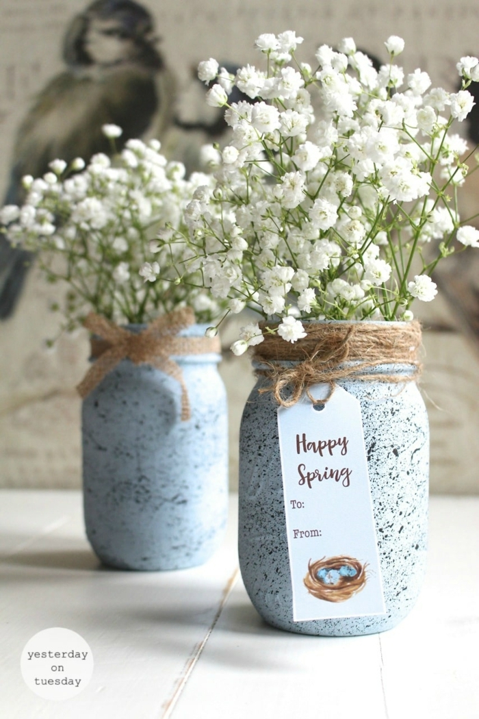 Vase aus altem Einmachglas, Upcycling Idee, schöne weiße Blumen, Tischdeko Frühling mit Naturmaterialien