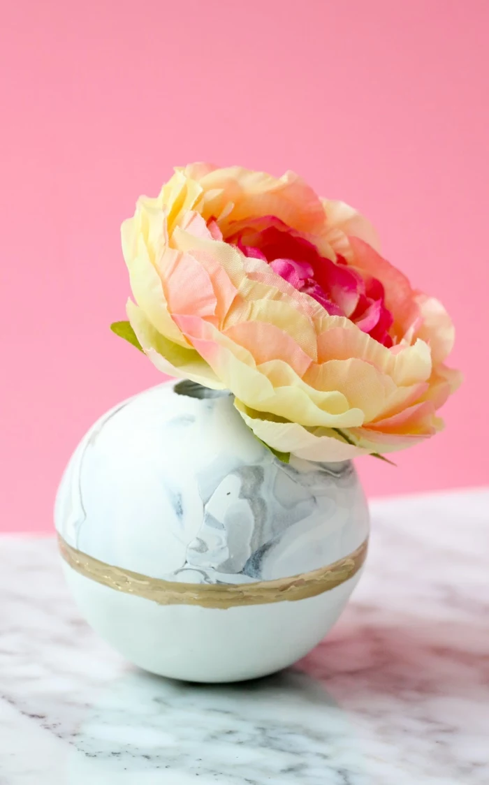 schöne runde Vase aus Ton selbst basteln, gelb pinke Blume, frühlingsdeko aus naturmaterialien selber machen