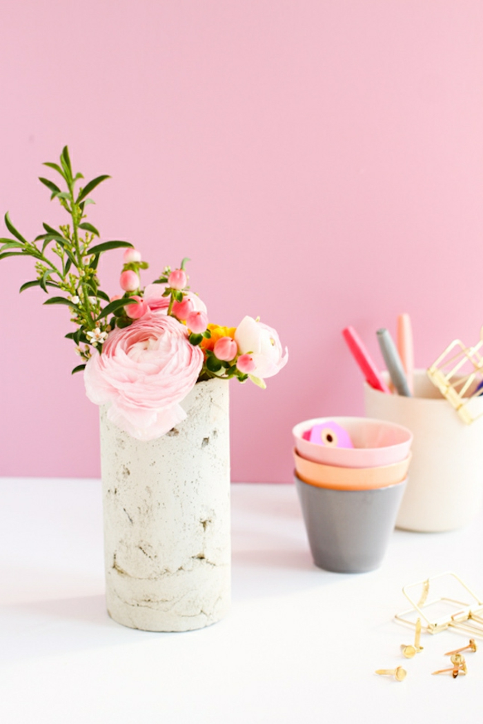 Wand in pink, elegante Vase mit pinken Rosen, Gefäße aus Beton selber machen, DIY Anleitung