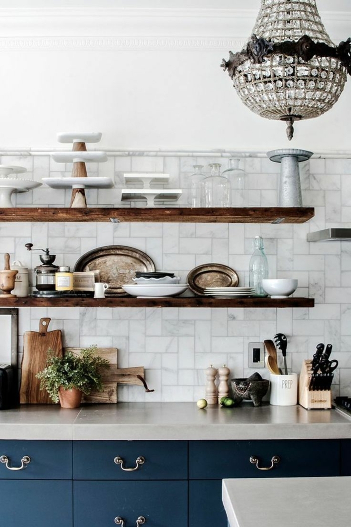 Regale aus Holz, Kombination aus blauen Schränken und weißen Fliesen, kleine moderne Küche