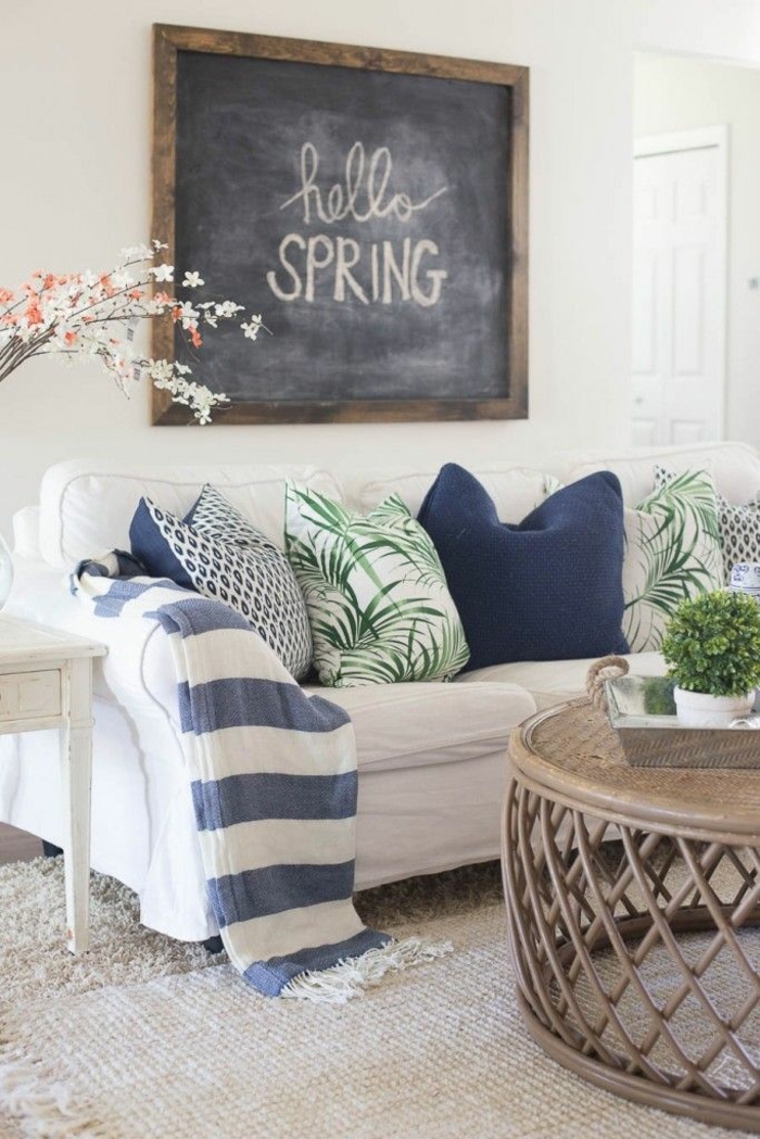 Dekoration für den Frühling, weißes Sofa mit grünen und blauen Kissen, blau weiße Decke, Deko für die Wohnung
