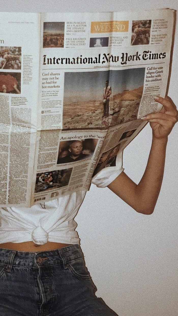 Frau in Jeans und weißes T-Shirt liest die Zeitung die New York Times, aesthetic phone wallpapers