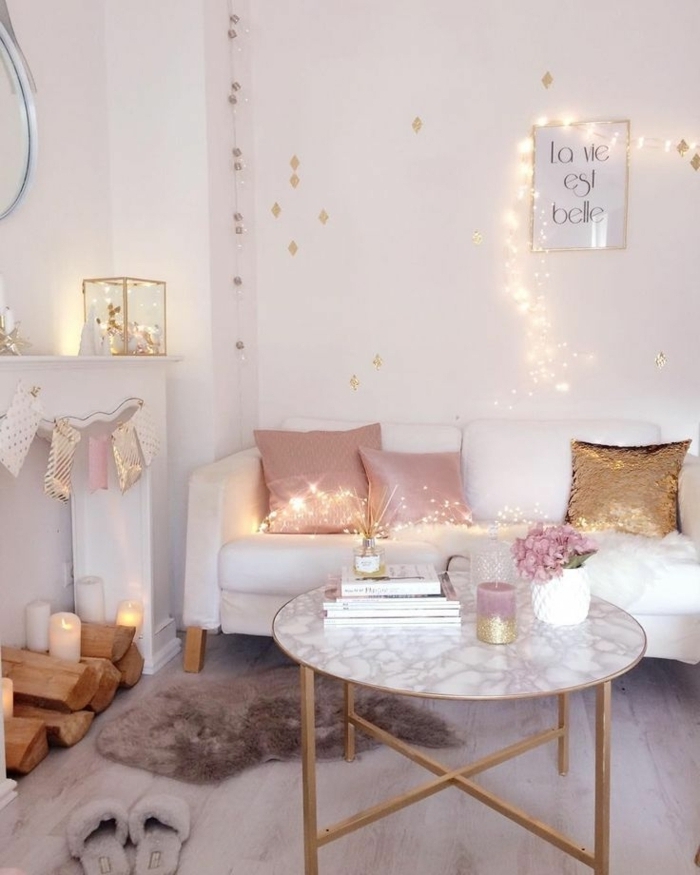 zimmer inspiration, zimmerdeko ideen, wohnzimmergestaltung in weiß, deko mit lichterketten, romantische deko