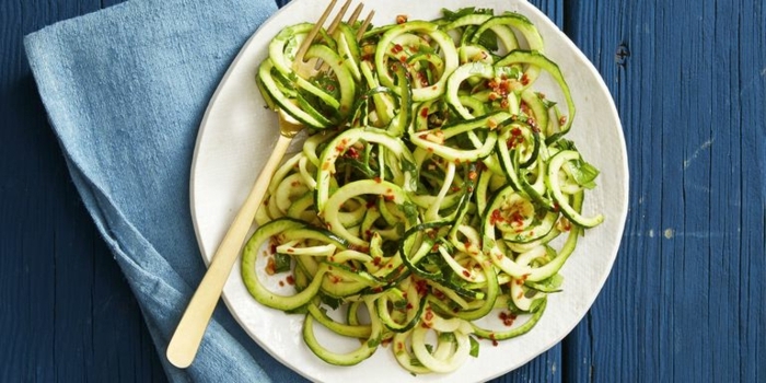 zoodles rezept, gesunder salat aus zucchini garniert mit chiliflocken, salatideen