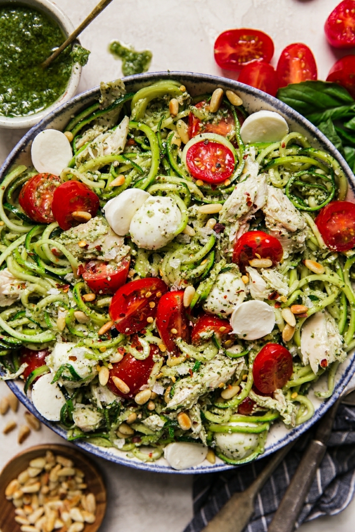 zucchini spaghetti rezept mit mozzarela, cherry tomaten und knoblauch, gesund essen