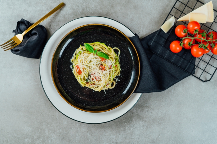 zucchini spaghetti rezept, zudeln mit parmesan tomaten und basilikum pesto