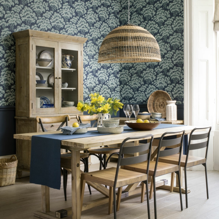 Welche Tapete passte in die Küche, blau mit Baummotiven, Ikea Küche Inspiration, großer Esstisch und Stühle aus Holz, gelbe Blumen in Vase, Küchenschrank aus Holz
