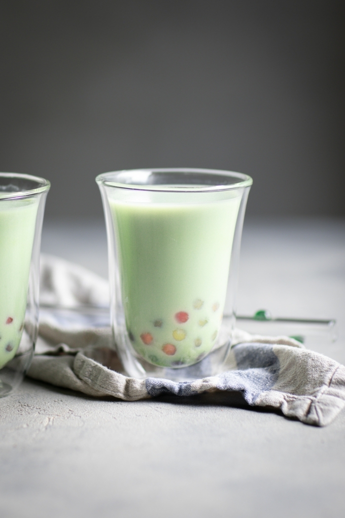 boba tea mit jasmin, milch und tapioca perlen, getränke für sommerpraty ideen