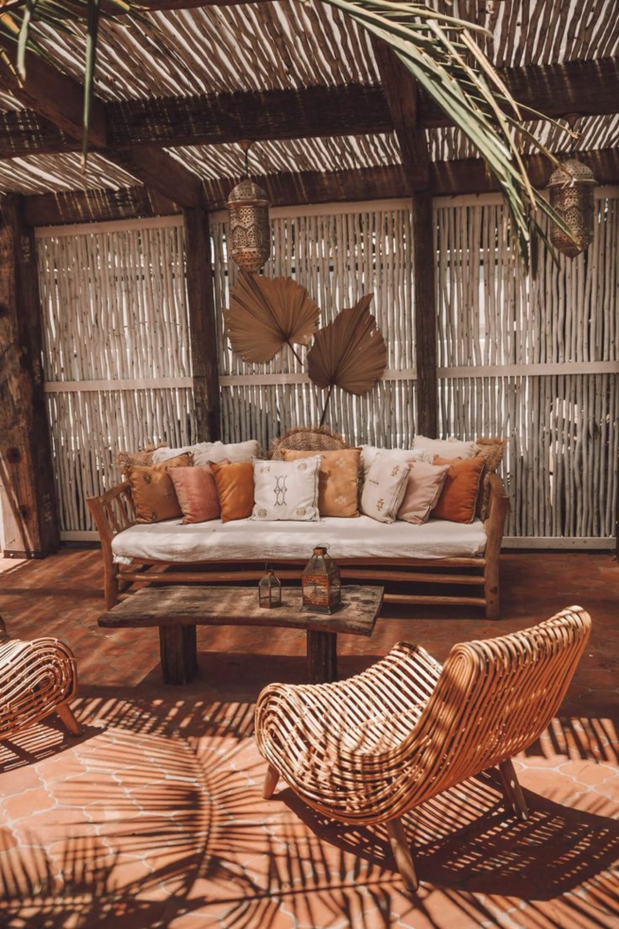 Einrichtung vom Garten im bohemischen Stil, Sichtschutz für Terrasse mit Bambus, Sofa mit vielen Kissen