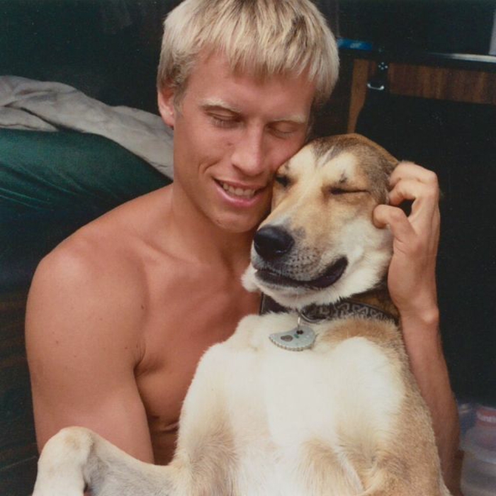 der fotograf ben moon und sein bester freund, der hund denali, der schauspieler charlie hunnam produziert ein film für denali