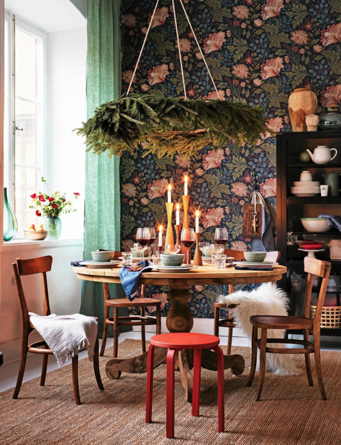 romantische Gestaltung, gedeckter runder Tisch mit Kerzen, Abwaschbare Tapete Küche blau mit pinkene Blumen, florale Motive