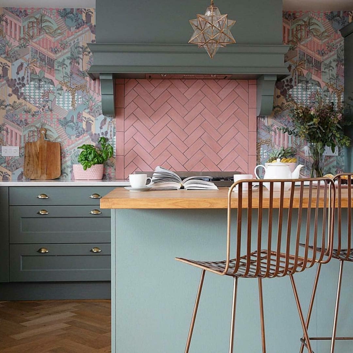 Küche mit Theke aus Holz, pinke Fliesen, Wandgestaltung Küchentapete mit Bilder von einer Stadt, Pastellfarbene Einrichtung, graue Schränke,