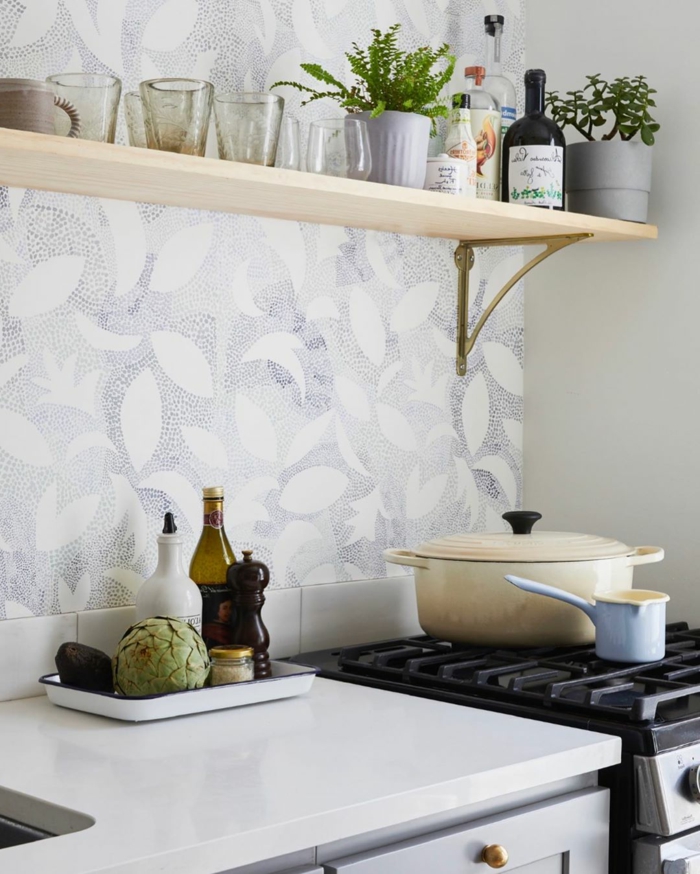 Wandgestaltung Küche Beispiele mit minimalistischen Tapeten, großer weißer Topf auf einem Herd, Tassen auf einem Regal