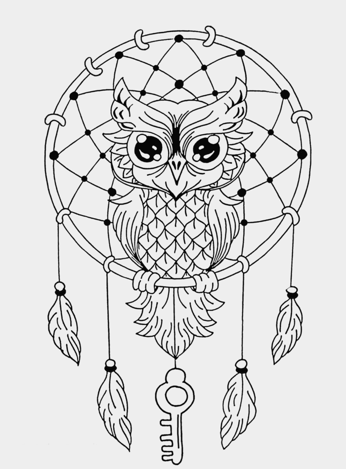 Zeichnung von großer Eule auf einem Traumfänger mit hängenden Federn und einem Schlüssel, Ausmalbilder Mandala Tiere