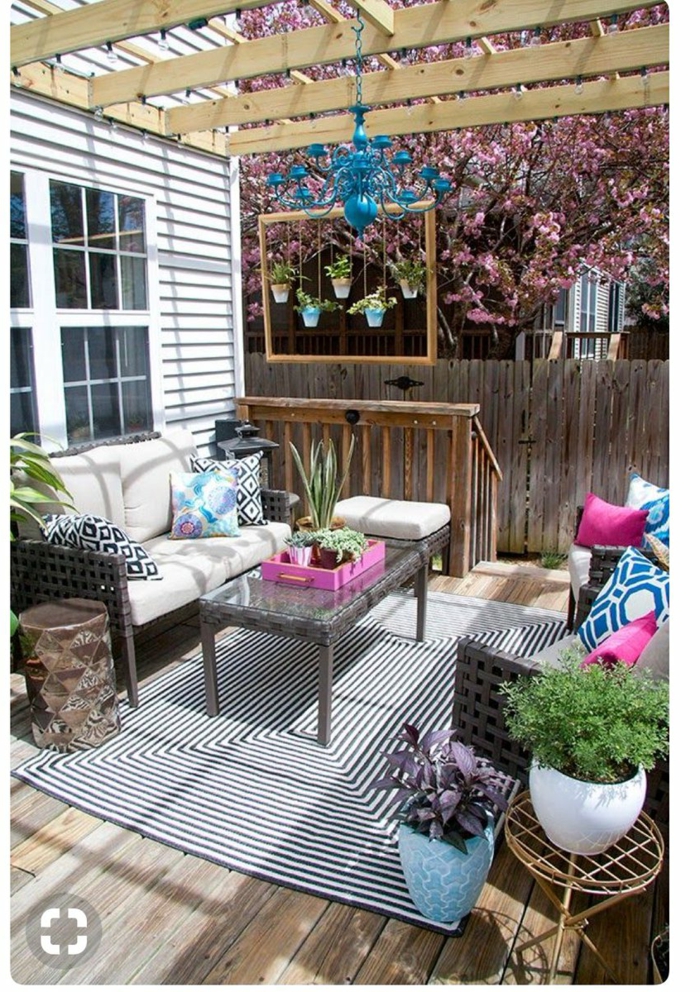 Sichtschutz Terrasse Holz Inspiration, minimalistische Gartenmöbel, pinke und blaue Kissen