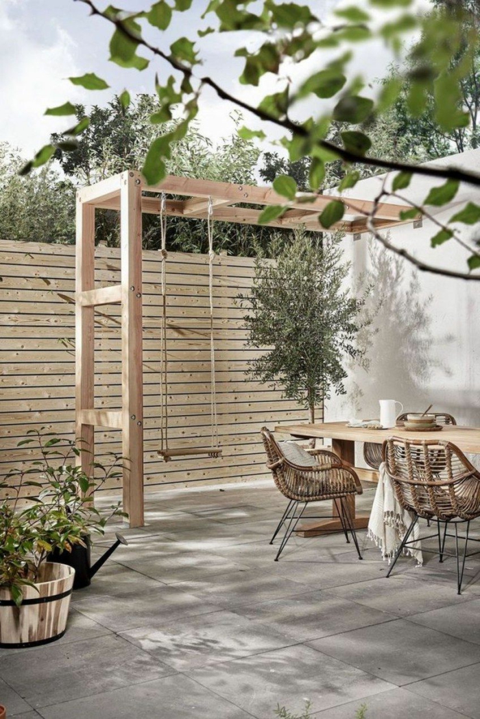 Gartengestaltung Ideen Modern, Zaun aus Holz für den Garten, Pergola mit Schaukel