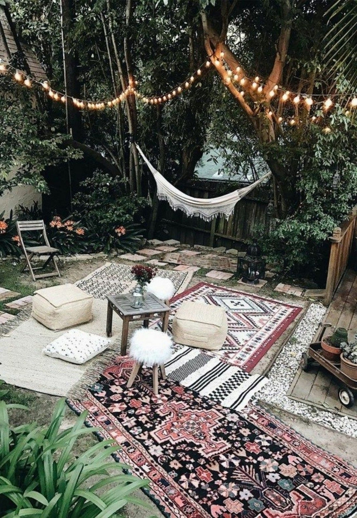 Einrichtung vom Garten im bohemischen Stil mit Teppiche und Hängematte, Sichtschutz zum Nachbarn Ideen