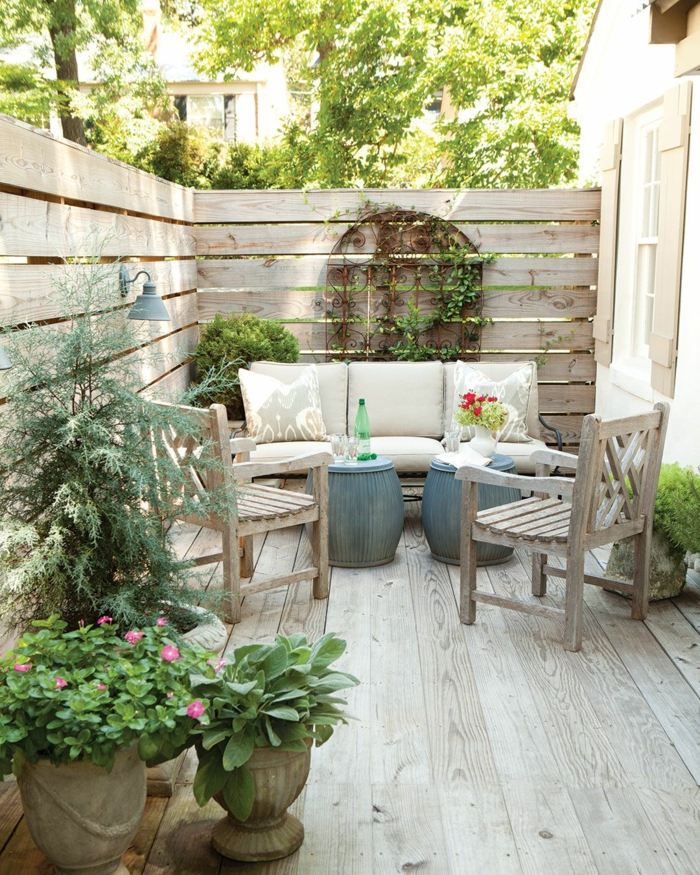 Gartenzaun Sichtschutz Terrasse Holz, kleinen Hinterhof einrichten minimalistisch und schlicht, moderne Gartenmöbel aus Holz