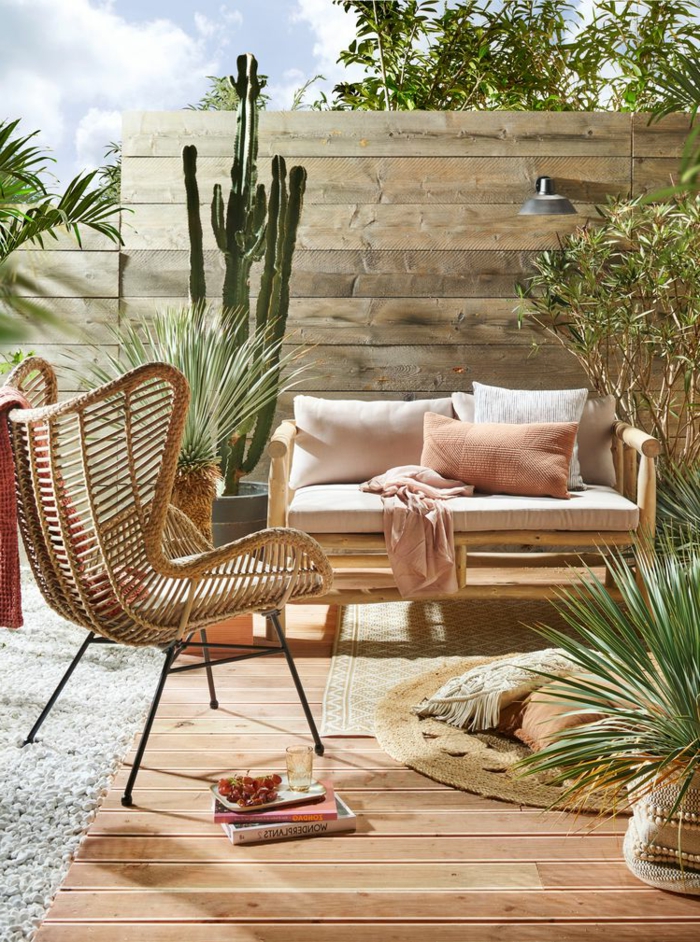 elegante und minimalistische Einrichtung vom Garten, moderne Gartenmöbel, Sichtschutz Holz Modern