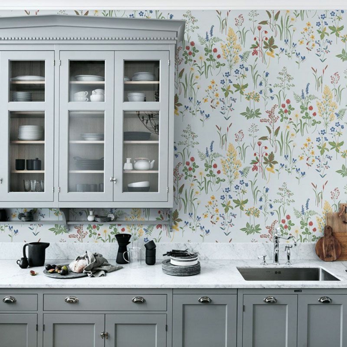 graue Küchenschränke, Einrichtung im Landhaus Stil, Tapeten für die Küche mit abgebildeten bunten Blumen