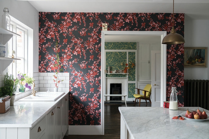 große Küche mit Fenster, weiße Küchenschränke und Theke, Wandgestaltung Küche mit schwarzer Tapete mit roten Blumen