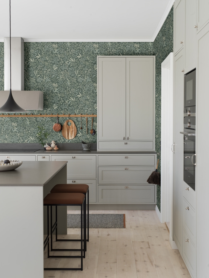 Minimalistische Inneneinrichtung, Tapete Küche Landhaus grün mit floralem Muster, grau weiße 