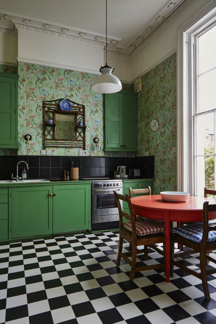 schwarz weiße Bodenfliesen, grüne Küchenschränke und schwarze Fliesen an die Wand, Küchentapete mit floralem Muster