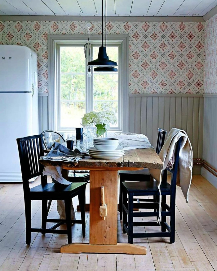 Ausstattung mit großem Tisch aus Holz, schwarze Stühle, weißer Kühlschrank, Tapete Küche Landhaus