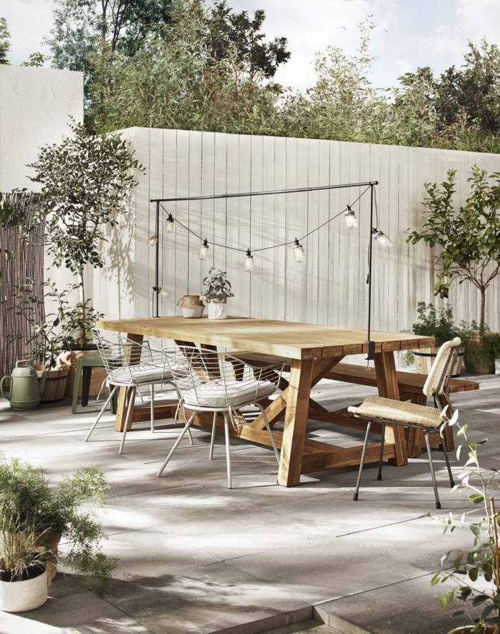 Gartengestaltung Sichtschutz Beispiele, Gartenzaun in weiß aus Holz, Holztisch mit Stühlen, kleine Bäume
