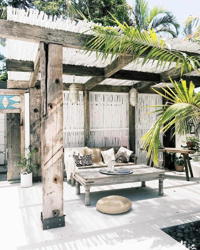 weißer Gartenzaun und Schutzdach aus Bambus, Außeneinrichtung im bohemischen Stil, Terrassen Ideen Bilder