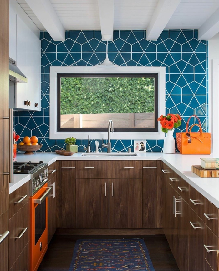 blaue Küchentapeten mit fliesen Effekt, Schränke aus Holz, kleine Küche mit großem Fenster