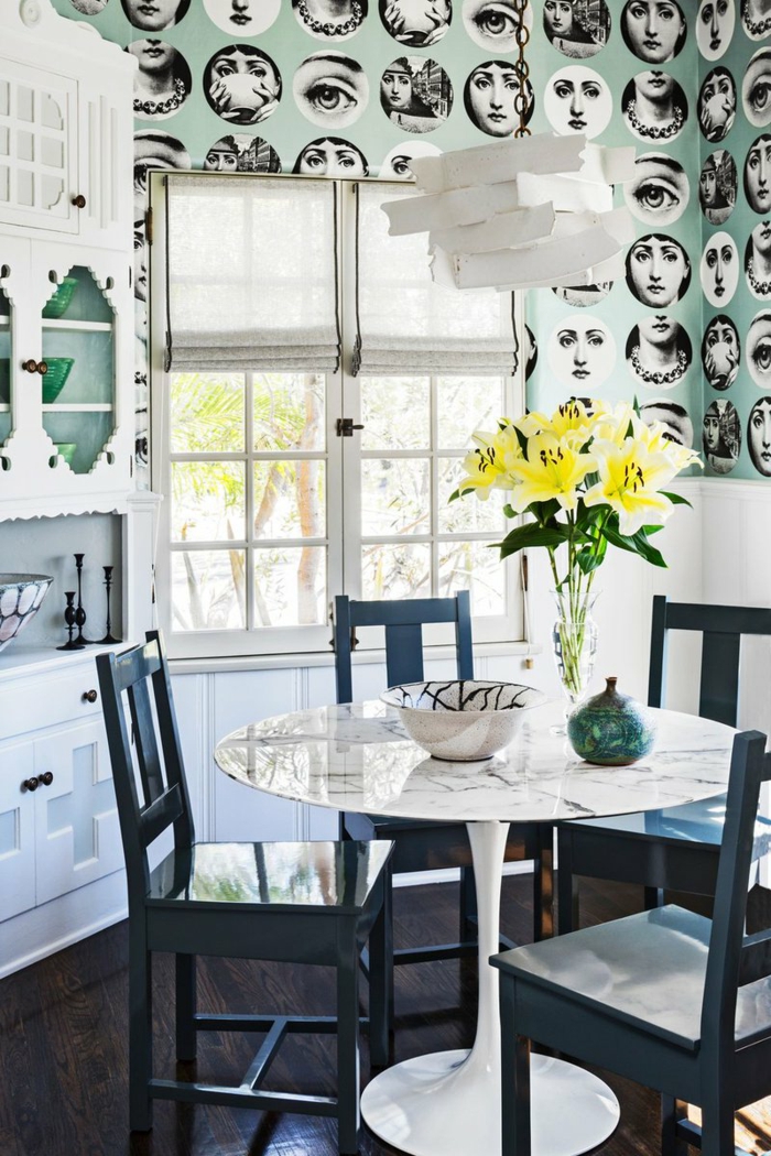 Esszimmer und Küche mit großem Fenster, gelbe Blumen in Vase, blaue Stühle, Küchen Tapeten Ideen mit Gesichter