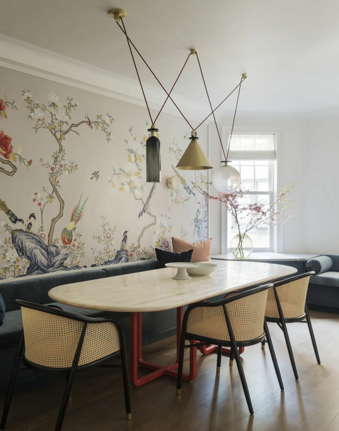 Wandgestaltung Küche Beispiele, Tapete mit floralem Muster, großer Tisch aus Marmor, blaue Sessel