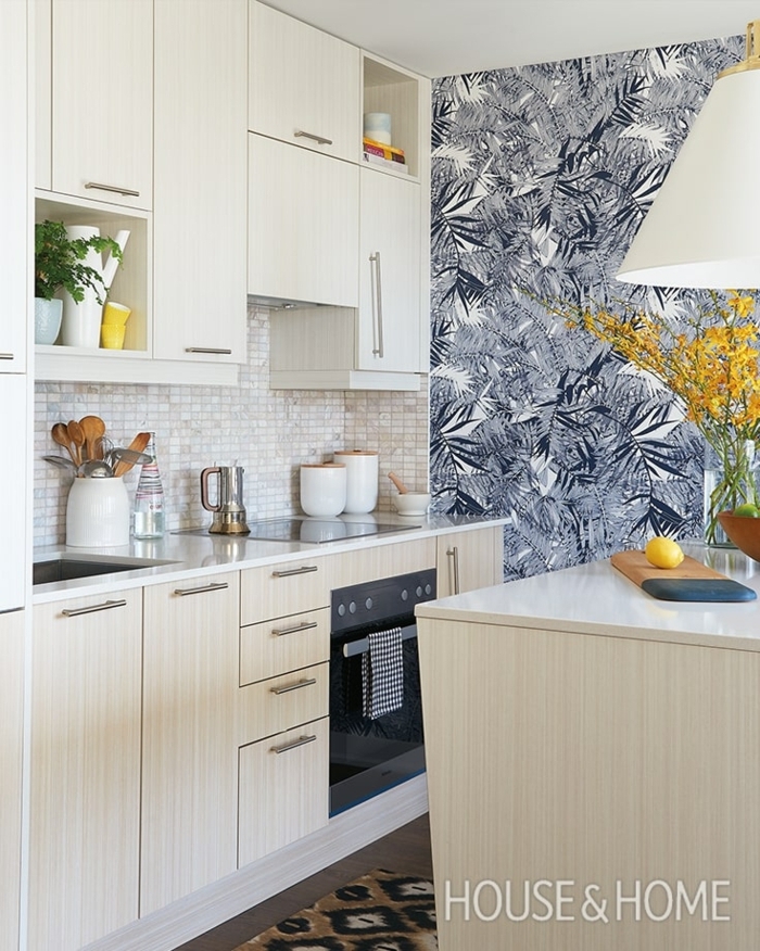 blaue Tapeten für die Küche mit tropischen Motiven, gelbe Blumen, Küchenschränke in beiger Farbe