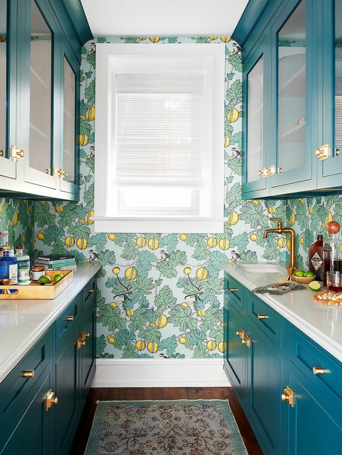 sehr kleine Küche mit Fenster und blau-grünen Schränken, grüne Küchentapeten ganz aktuell mit Zitronen 