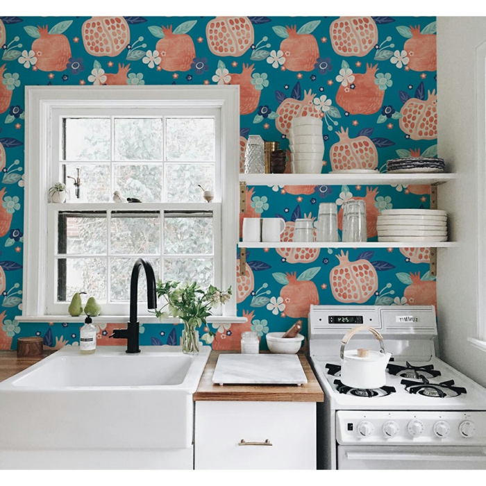 kleine Küche mit Fenster einrichten, Tapete Küche Landhaus blau mit Granatapfeln, weiße Küchenmöbel