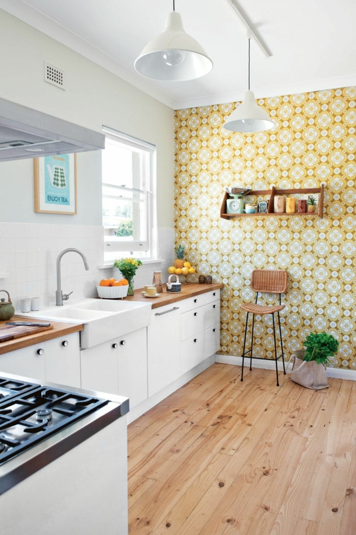 Küche l Form mit Fenster, abwaschbare Tapete mit geometrischem Muster, weiße Schränke mit Theke aus Holz