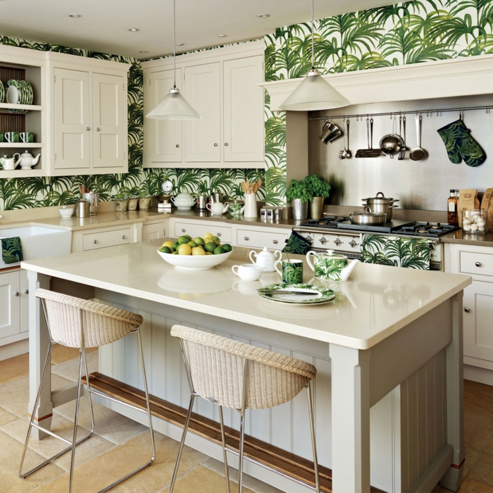 große Küche l Form mit Insel, Tapete Esszimmer und Geschirr mit tropischen Mustern, weiße Möbel 