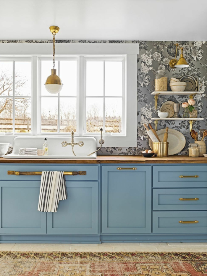 Küche Wandgestaltung mit floralen Tapeten, im Landhausstil mit blauen Möbeln mit goldenen Henkeln und Fenster, 