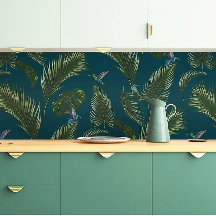 tropische Muster blaue Küchentapete mit grünen Blättern, elegante Küchenschränke, 